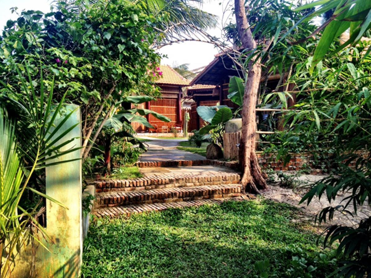 Hotel Under The Coconut Tree Hoi An Esterno foto